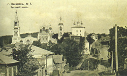 Фотооткрытка начала ХХ века. Слева направо; Христорождественская церковь, Троицкая церковь (на дальнем плане),  Казанская церковь