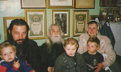 отец Георгий, матушка Галина с 
детьми в келье у отца Иоанна Крестьянкина